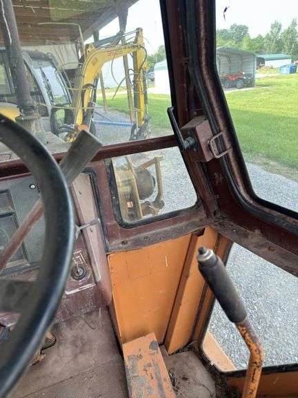 Case 580E Backhoe, 82'' Bucket, 2wd, Out Riggers, 24'' Rear Bucket, 17.5 L-24 Rear Tires, Hour meter is broken s/n 12101943.
