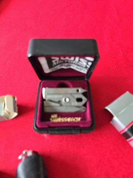Multi tools, folding knives