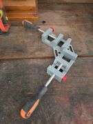 Corner vise