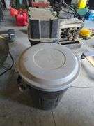 Rubbermaid Trash can with lid and recycle can