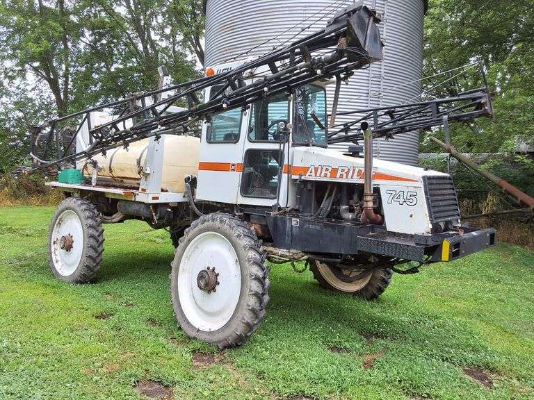 Willmar 745 Self Propelled Sprayer, 70ft Boom, 600 Gallon tank, Foamer, Raven SCS4400 Monitor, Outback Steering Guide, 2,744 hours, 230/95R36 Tires