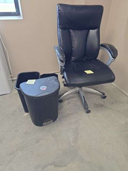 Office chair with 3 trash cans - Schmid Auction