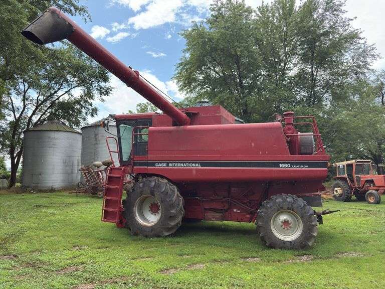 Case 1660 Combine, 4,576 hours, 4wd, Rice Tires, 4wd, rear twin spreaders, 30.5-32 Tires, 16.9x26, s/n- JJC0041549