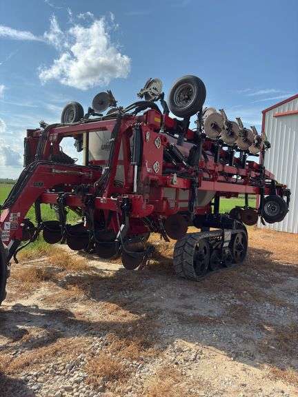 Unverferth 2600 NutriMax Side Dress Bar, 90ft, 2600 Gallon tank, 16'' Tracks, 4 Remotes, Raven ISO Ready, Continental trackman, Hyd. Wing Pressure and Main Center, 3'' Rear Fill, s/n- 414308R