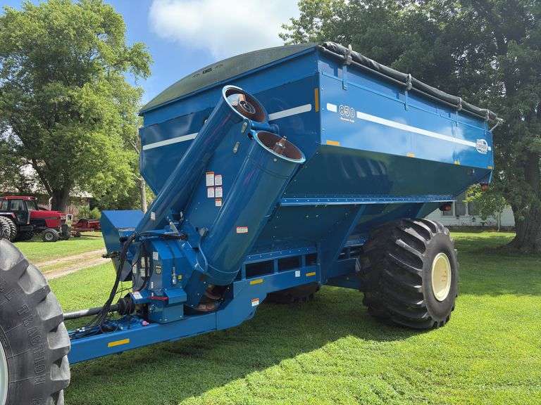 2011 Kinze 850 Harvest Command Grain Cart, Adjustable Spout, Holds 850 Bushel, Low Use, Kinze DIGI-Star Electric scale, Big 1000 PTO, Roll Tarp, Firestone 66x43-25 Tires.