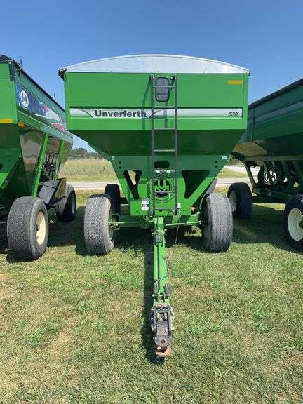 Unverferth 530 gravity wagon, roll tarp, brakes, extendable tongue, ( lot 10 and lot 11 are locked together, if there is a bid on either, they will both extend 2 more minutes together, they do not sell together)