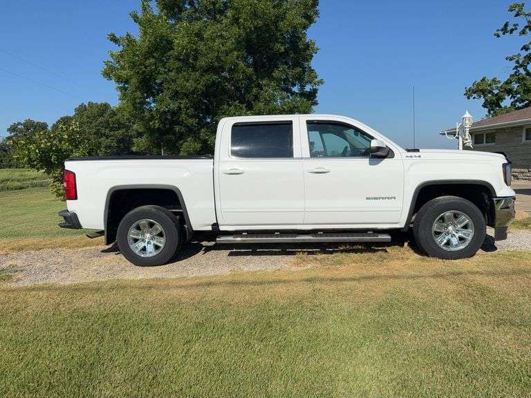 2018 GMC Sierra Pick Up Truck, Cloth, Bed Cover, 11,600 original miles, clean truck, Sunday Driver, 4x4, Bridgestone Tires, Fold up bench seat, Gas, 5.3 ltr, VIN- 3GTU2MEC8JG335395