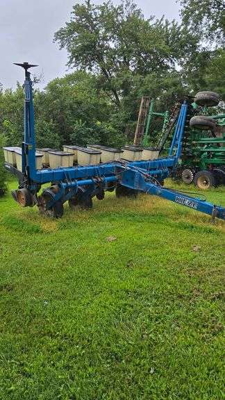 Kinze 6 Row Planter with markers, 30'' spacing, corn meters, missing 1, ground drive, s/n- 11211, no monitor
