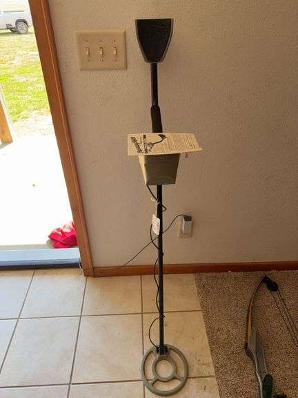 Discovery 3300 metal detector