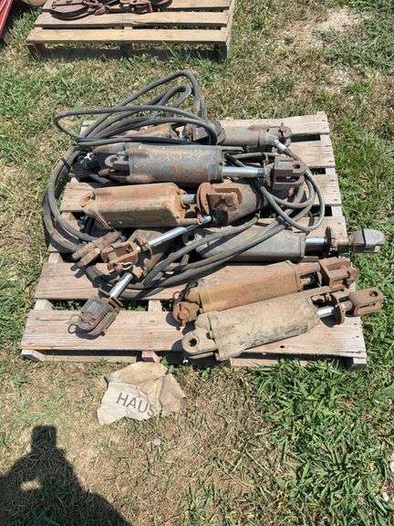9 John Deere hydraulic cylinders