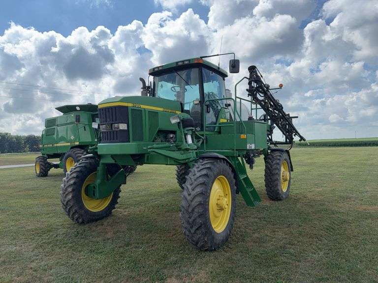2000 John Deere 4700 Sprayer, 4109 hours, 60ft Booms, 15'' spacing, 750-gallon stainless steel tank, foamer, heat/ac, Firestone 14.9R34 Tires, Trimble GPS with JD Brown Box, s/n- N04700X000321, (Rear booms needs adjusted and a little work to fold up)