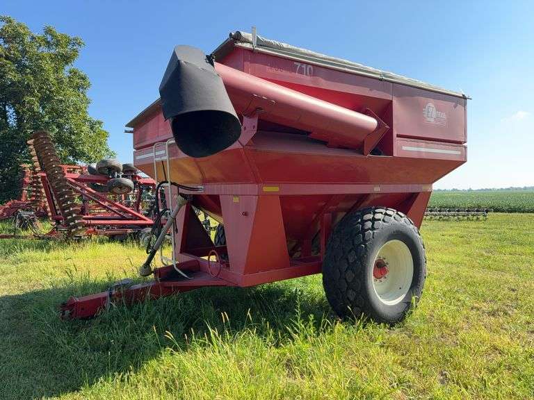 E-Z Trail 710 Grain Cart, Roll Tarp, 24.5x32 Tires, Small 1000pto, Auger is thin, s/n- 640138