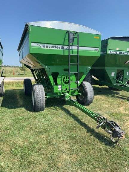 Unverferth 530 gravity wagon, roll tarp, brakes, extendable tongue ( lot 10 and lot 11 are locked together, if there is a bid on either, they will both extend 2 more minutes together, they do not sell together)