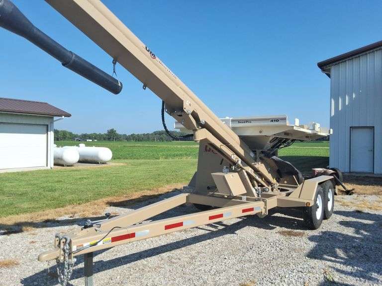 2021 Unverferth 410 Seed Tender, Seed Pro, Electric Start, Tandem Axle, Telescoping Spout, 4 Box Seed Tender, Wireless Remotes, Hyd. Door Open and Close, Honda 390 Engine, Talc Inductor