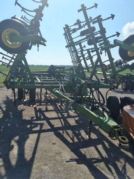 John Deere 980 Field Cultivator, 30ft , 5 bar harrow, lights, walking tandems, 7'' shovels, 6'' spacing, C-Shank, Bolt on sweeps, Front Gauge Wheels
