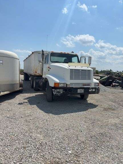 1992 IH 8200 semi, good tires, and brakes, W14 engine, rebuilt transmission system, holds good air, 9 speed, 11R22.5, differential lock, ready to go, VIN# 1HSHGBYR9NH401284, ( Lot 18, and 19 are extending together.  when there is a bid on either they both extend for 2 more minutes.  They do not sell together)