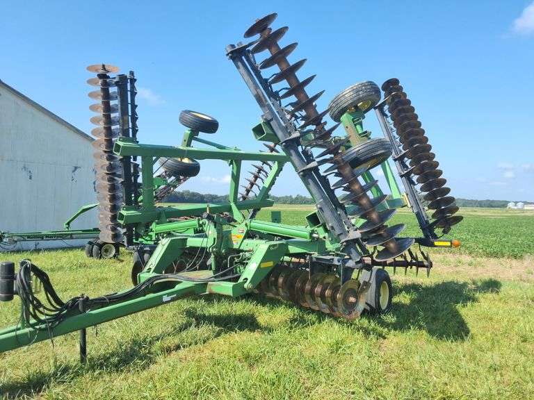John Deere 637 Disk, 32' Disk 7 1/2'' spacing, tandem axle, 18'' Front Blades, Tandem Axle