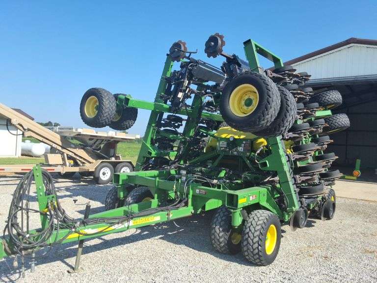 2003 John Deere 1890 CCS 30ft Air Seeder, Individual Row Seed Monitor, Vac, 7 1/2'' Spacing, Markers, 3 Remotes, runs through a John Deere Screen, (No Screen Included)Ground Driven, s/n- AO1890S705253