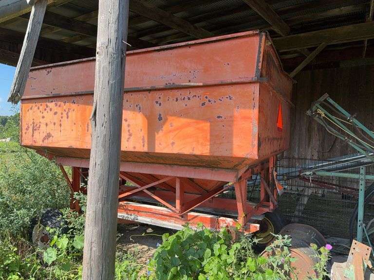 Killbros 350 Bushel Gravity Bed on 330 Running Gear