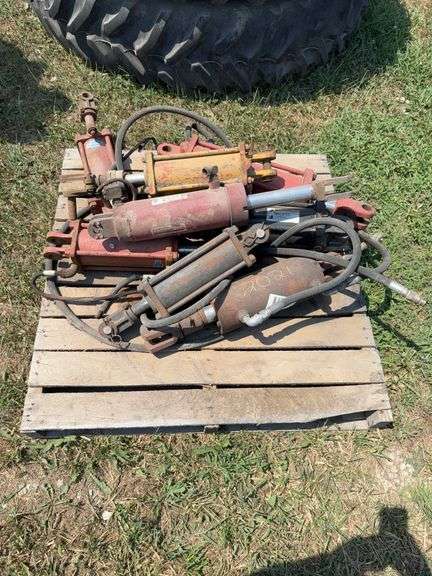 8 hydraulic cylinders