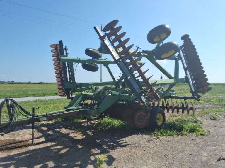 John Deere 630 Disk, 28 1/2ft, 7 1/2'' Spacing, Rear hitch and Hyd, 19 1/4 front bale, 20 1/2 rear size blades, tandem axle