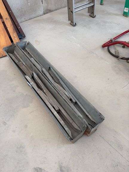 2 sawhorses