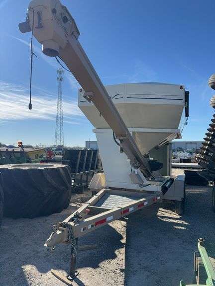 Unverferth 3750 triple axle Seed Tender with tarp and scales, bumper hitch, Honda Engine Motor