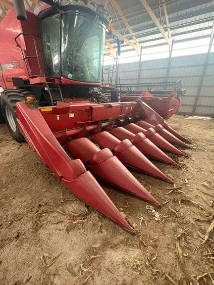 2013 Case IH 3406 corn head, 6 row, 30'', poly snouts, end stalk stompers, Hyd. Deck Plates s/n YD8040076.