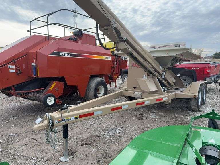 2020 Unverferth Seed Tender 410XL, Honda GX390 Engine with electric remotes, like new Condition, used on 250 acres of soybeans for 5 years, 4 Box, Talc Inductor, Field Ready