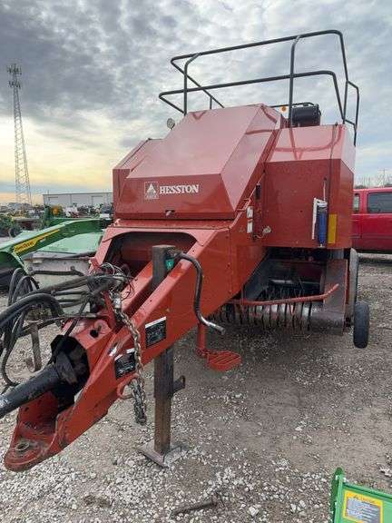2004 Hesston 4760 Baler, 3x3 Big Square, BaleSkiis in chamber, Fan on knotters, Field Star Monitor, Auto lube, 1 owner, 52,900 bales, Inoculate Applicator, Field Ready, Just Upgraded to a newer one is reason for selling