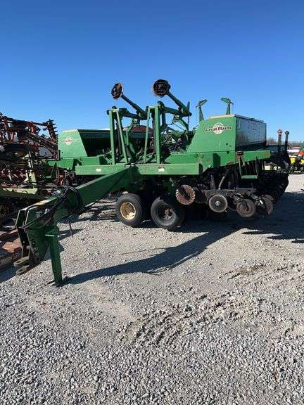 Great Plains solid stand 2410NT drill, tandem axle, 24ft, 7.5" spacing, with monitor