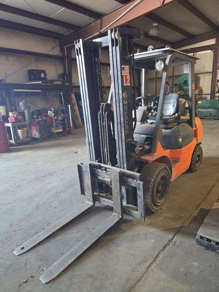Toyota 7FGU30 Forklift, 8,001 hours, 3 Stage Forklift, LP, 6000lb, runs and works good, if sits for a while will need a little starting fluid to get started