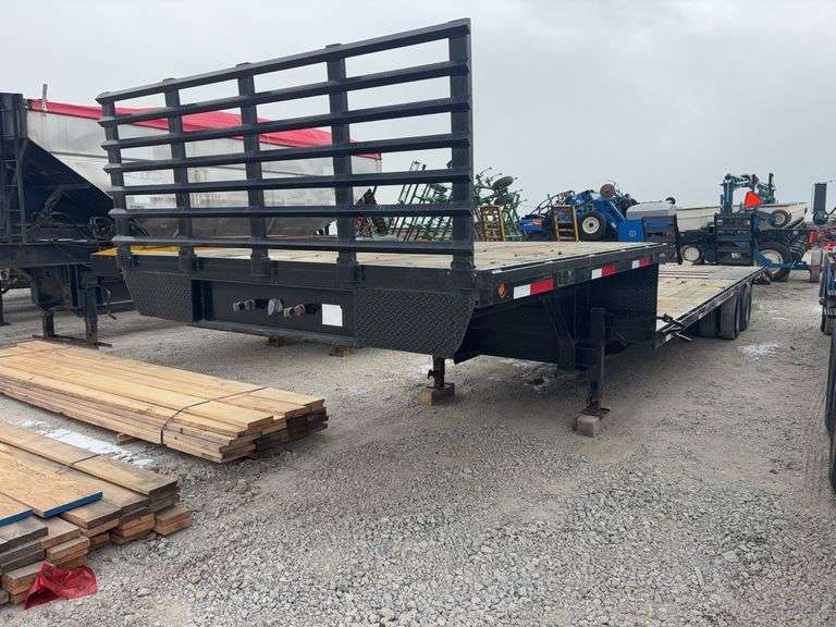 2006 Hooper Semi Step Deck Trailer, 41ft total length, 26ft floor, 10ft neck, 5ft dovetail with heavy duty ramps, newer tires, 32000 lb trailer, good floor, pulls good, road ready, VIN# 4T0GN402X61004838