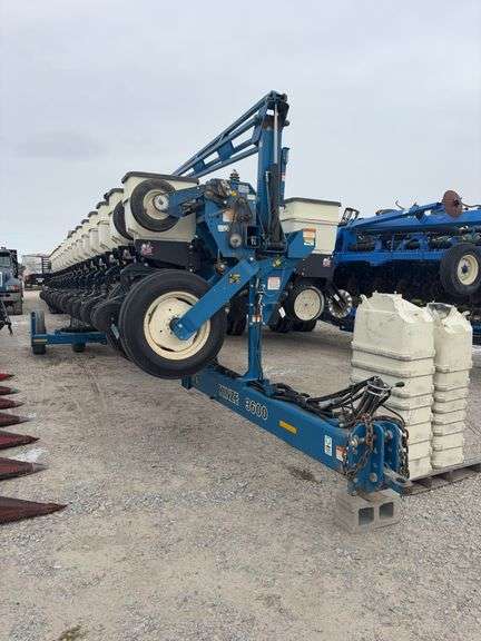 2008 Kinze 3600 16/31 planter 30" /15", corn and soybean meters, with KPM II Monitor, Approx 15,000 acres on, 2 years on disc openers, with box extensions for soybeans, 16 extra boxes for corn, ground drive, markers, farmer is retiring