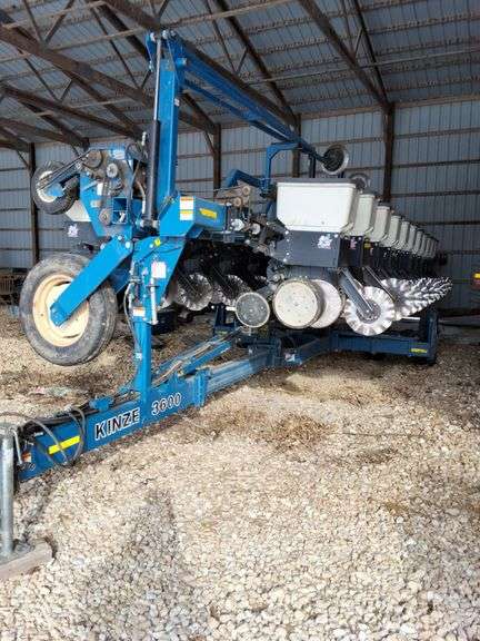 2009 Kinze 3600 12/23 Split Row Planter, ground Drive, Agleader Monitor and every other row shut off on back corn units, 23 corn meters, Bean brushes on meters less than 500 acres, Markers, No-Till, 1 owner s/n- 621947.