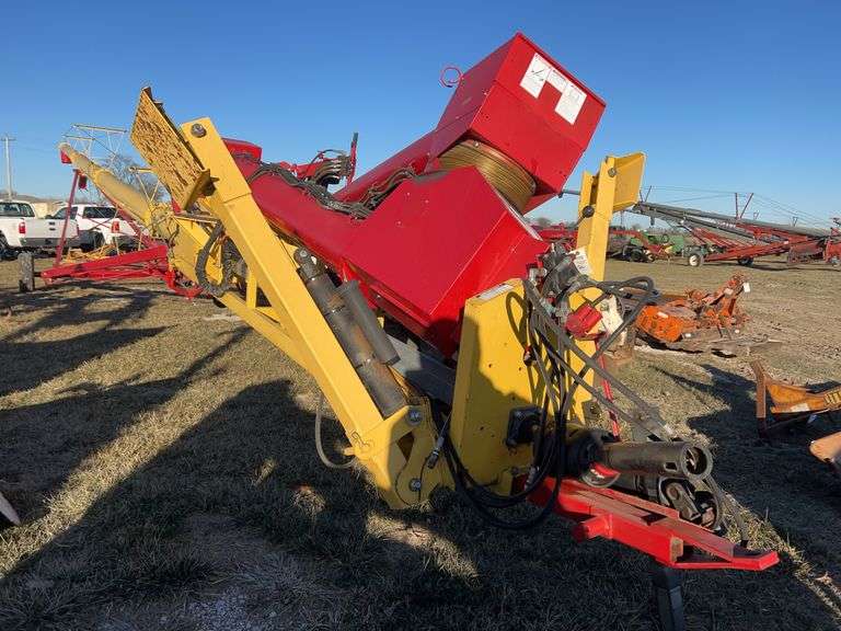 Westfield 13'' x 81' Swing Away Flex Swing Auger, Walker Hopper, with hyd. Controls. Hyd out rigger to keep stable, hyd/ winch, 540pto