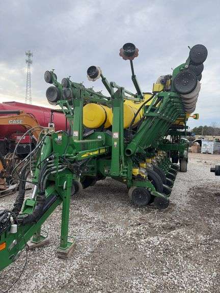 2013 John Deere 1790 Planter with Drawbar Hitch, 16/32, Corn and Bean Meters, Hyd. Drive, 1 Owner, Air Bag Down Force, Digi-Star Scales, Row Shut off every other corn row, and every 4th bean row, Have liquid tanks for InFurrow( have not used in 5 years), Can Variable Rate, Approx 27,000 acres of use, with fold box, s/n- 1A01790CKDA750649
