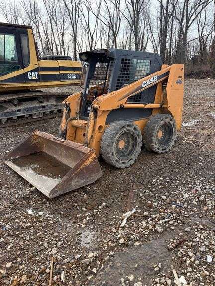 Case 440 Skid Loader with loader bucket, no flat tires, front auxiliary hookup, manual quick attach, 2200lb lift capacity, s/n- N7M4053158