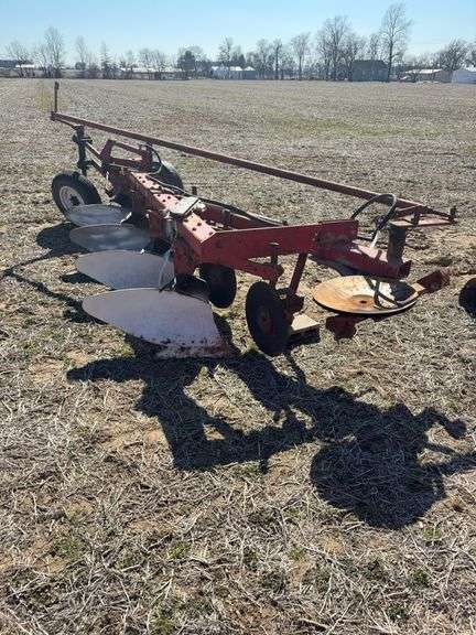 International 510 4 Bottom Plow
