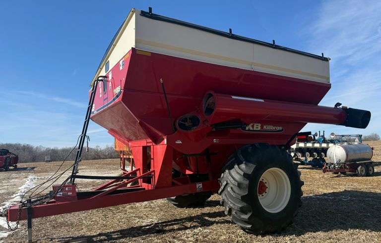 2014 Killbros 1185 Grain Cart, has scales and scale head, 850 bushel, corner auger, roll tarp, good flighting, s/n- B33380109 1 owner.(scale is good but needs new end on power cord)