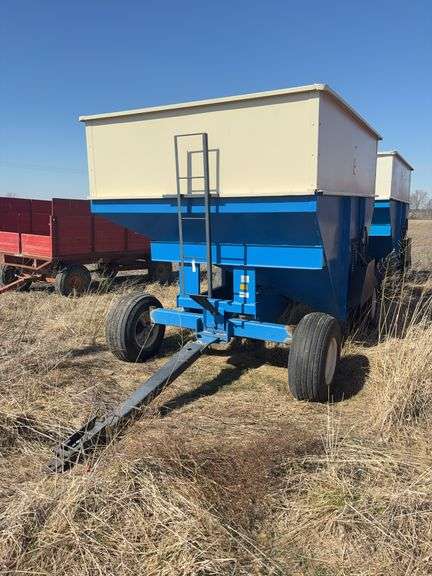 DMI E280 Gravity Wagon, left hand unload, ext. tongue