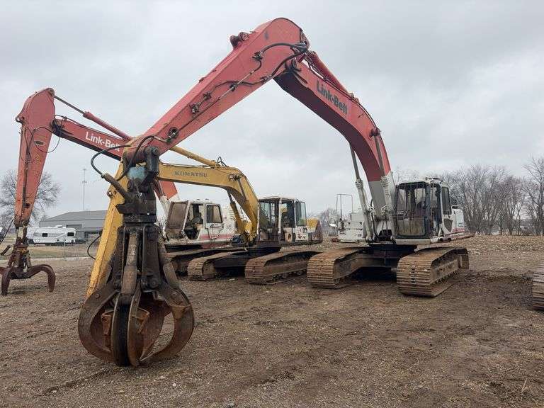 1999 Linkbelt 4300 Excavator, 7866 hours, 32'' Tracks, Cummins Engine, Turbo Charge, Water Cooled, 240 net hp, 73,570 operating weight, has some electrical issues, s/n- LE2I92498 (If a bid is placed on either Lot 4 Link Belt Excavator or Lot 5 the Young Grapple with less than 2 minutes left, both items extend by 2 minutes. They sell separately and are separate lots!!!; The Dog Bone link or called the Anvil Link that is connect to the grapple sells with the grapple lot 5.
