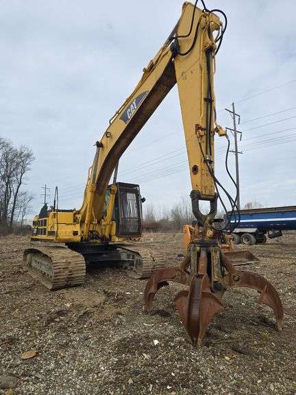 1998 Caterpillar 325B L Excavator, Enclosed cab, 13,730 hours, Heat/Ac, new batteries, 32'' tracks, 60,000 operating weight, 168 Net Hp, Cat 3116 Engine, 23.3ft digging depth, Max Reach 34.5ft, s/n- 2JR02104 (comes with top cylinder and framework to put a bucket back on) no bucket included ( the last photo is a video of the Machine and lot 18 grapple in action) (If a bid is placed on either Lot 16 Caterpillar 325 or lot 18 Young Grapple with less than 2 minutes left, both items extend by 2 minutes. They sell separately and are separate lots!!!! The Dog Bone link or called the Anvil Link that is connected to the grapple sells with the grapple lot 18.