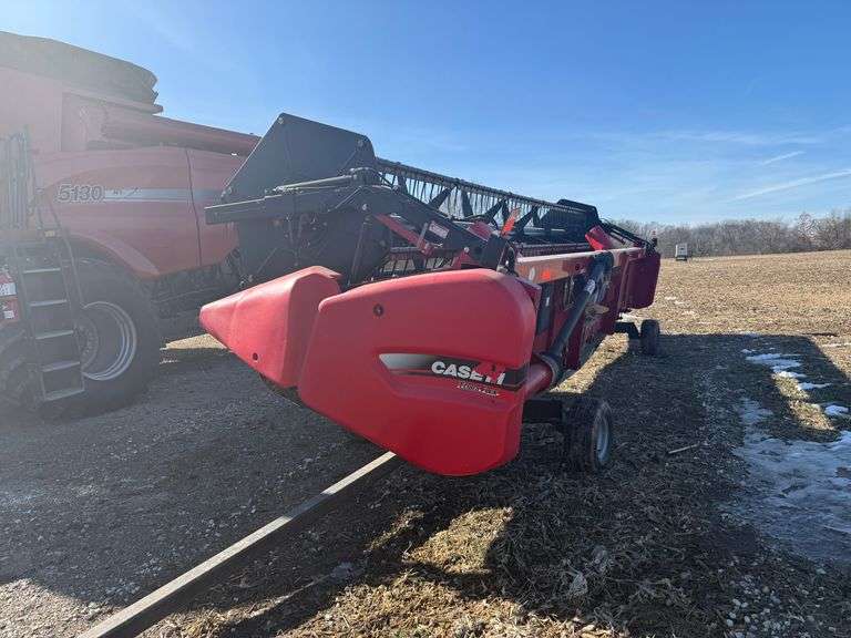 2011 Case IH 3020 grain Platform, 25ft, with Case 25ft Head Cart, 200 acers on new sickle, replaced 3/4 of SS pcs on auger trough 200 acres ago, s/n- YBZL56218.