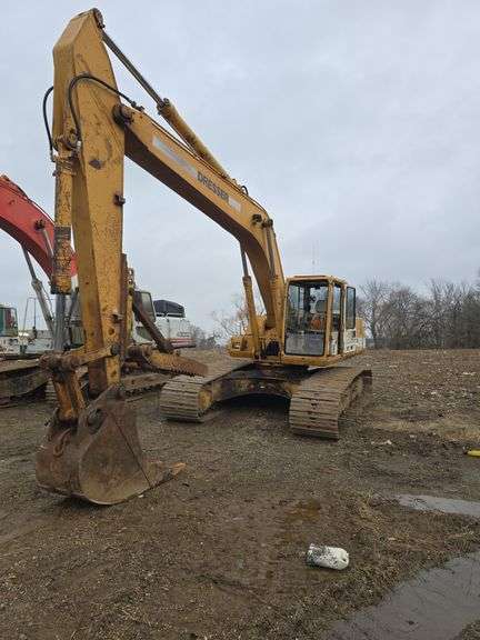 1991 Komatsu Dresser 6220 LC Excavator, Manual Thumb, 28'' Bucket, unknown hours, Turbo Charged, 150 net hp, 48,060 operating weight, Fold up front door, Radio, s/n- 2060004U001036 (the last picture is a video of the machine running)