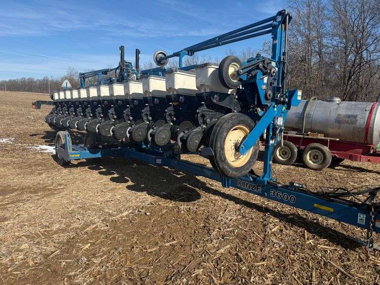 2009 Kinze 3600 12/23 Split Row Planter, ground Drive, Agleader Monitor and 2 row  shut off combo on back corn units, 23 corn meters, Bean brushes on meters less than 500 acres, Markers, No-Till, 1 owner s/n- 621947. w/KPM III monitor (approx. 9600 lifetime acres) Origninal  we had the  Ag Leader Versa & Ag Leader GPS 1500 globe listed with the planter but it goes with the AA bar not the planter .