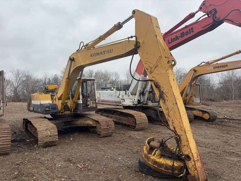 1990 Komatsu Excavator, PC 220LC-5, 6 Cylinder, SA6D950L Engine, 158 gross hp, 50,990 operating weight, 28,000 lifting capacity , s/n- A35649 ( The last photo is a video of the excavator and magnet working) (If a bid is placed on either Lot 7 Komatsu Excavator or lot 8 Hyd. Magnet with less than 2 minutes left, both items extend by 2 minutes. They sell separately and are separate lots!) was running, has bad fuel in it