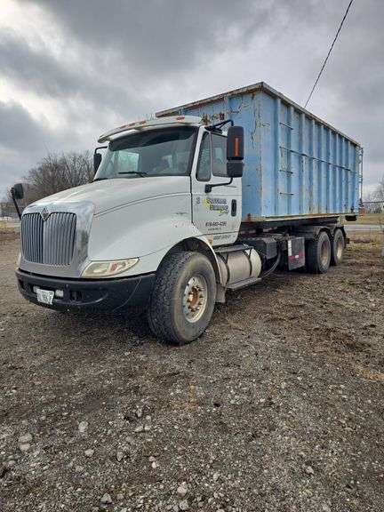2006 International 8600 Roll Back Tandem Semi, Cummins engine, Hyd Roll Back for dumpsters, full fenders, Meritor 10 Speed, 114,694 miles, 3,598 hours, power windows, heat/ac, 385'' wheelbase, 4x2, Air Brakes, 425/65R22.5 steer tires, 275/ 80R22.5, aluminum rims, VIN- 1HSHWAHN57J356138 (dumpster in the picture does not go with) the last photo is the roll back unloading a dumpster , (Lost title applied for, title should be here in a few weeks)