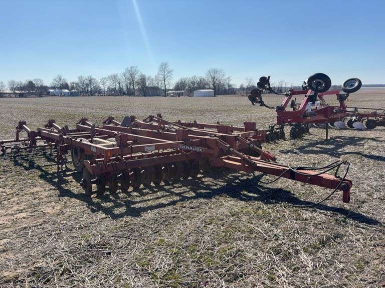 Krause 3115 Field Cultivator, 15ft, C-Shank, single basket, newer cylinder, walking tandems, 3 bar harrow, 10'' sweeps, 19'' front blades, s/n- 2515