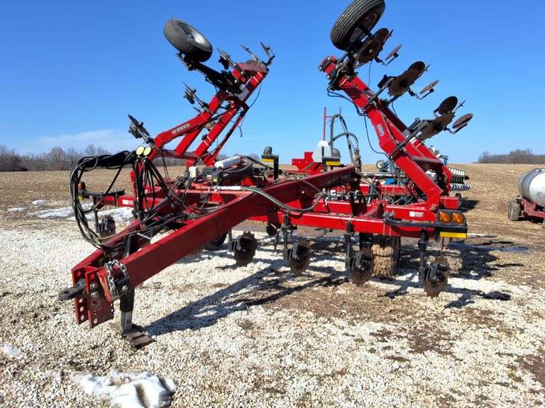 2012 Case IH NH3 930 tool bar, 13 knife, Agleader Monitor Flow Rate, Sealers, Hiniker Cooler, Extendable rear hitch, single tank hookup, single point depth control 1 owner s/n YCD057418. Comes with Ag Leader Versa & Ag Leader it GPS 1500 globe Rick used this to apply AA with the bar. Approximate lifetime acres is 3,500 acres (6 years it put on 350 acres of AA and 7 years put on 200 acres of AA)